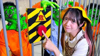 よっちメイド服着てるの面白い😂 - 【寸劇】ゾンビが大量発生!?刑務所の非常ボタンを押してしまいました・・・!