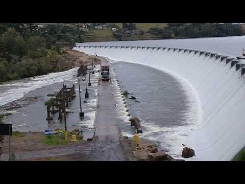 Caminhão passando Barragem do Salto