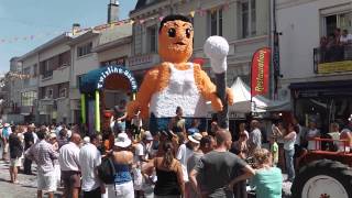 preview picture of video 'Mont-de-Marsan - Madeleine 2013 - Cavalcade - 3 pompiers courent !'