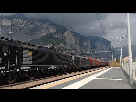 Treno merci saluto al passaggio in stazione / Freight Train greets at the passage in railway station