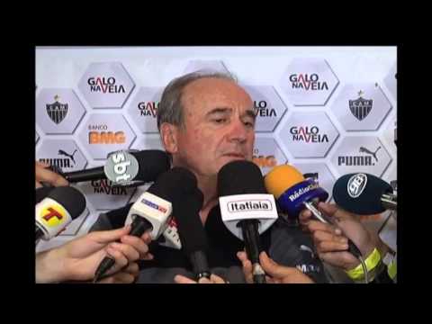 Técnico Levir Culpi discorda de pergunta de repórter e responde com indignação