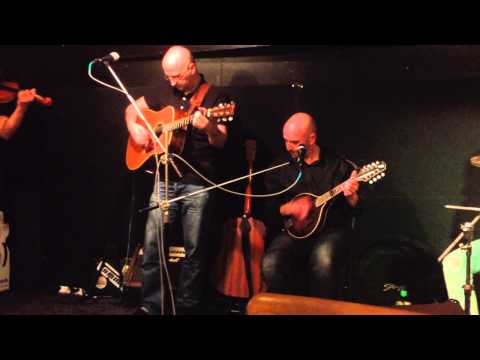 PASS light - Sedávám na domovních schodech