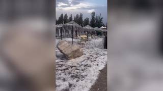 Grandine sul Lido di Venezia e la spiaggia appare quasi innevata: il paesaggio è surreale