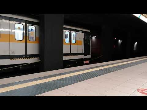 Treno M3 serie 8000 fermata e ripartenza alla stazione Lodi T.I.B.B.