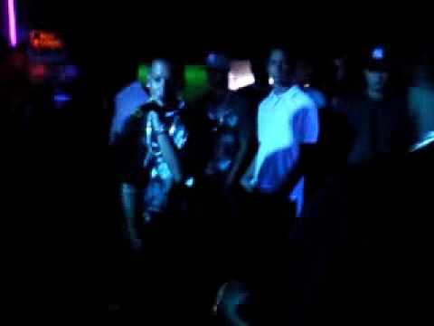 Yino y Melodioso   Me La Quiero Comer Live