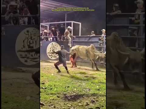 Excelente monta en Jaripeo, distrito de San Miguel de Mercedes, Chalatenango, El Salvador