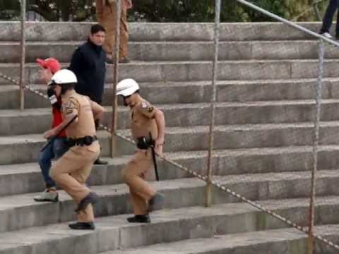 Atlético/PR 3x1 Coritiba - ♫ Atleticano apanha e é preso - Camp. Paranaense 2013