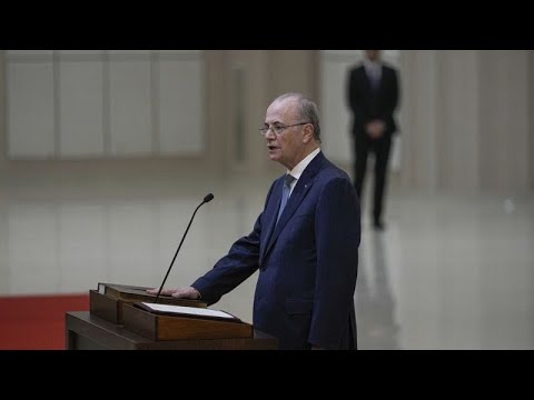 شاهد رئيس الوزراء الفلسطيني محمد مصطفى يترأس الاجتماع الأول لحكومته الجديدة