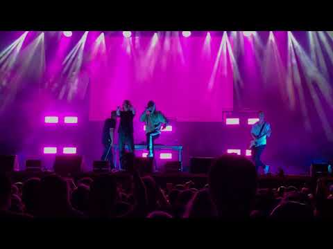 Hov1 - Hon dansar vidare i livet (Live)