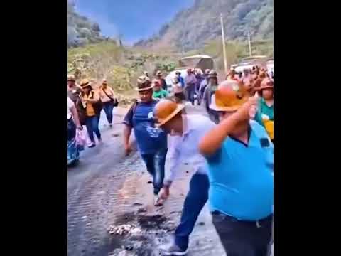 MINEROS DESBLOQUEAN LA RUTA LA PAZ - CARANAVI TRAS LIMPIEZA DE LA VÍA 👀