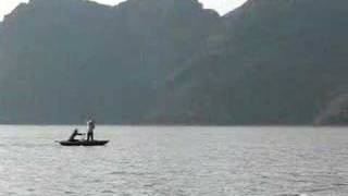 preview picture of video 'watching the locals at Ha Long Bay'