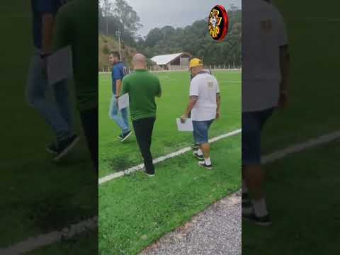 SECRETÁRIO DE ESPORTES LAGARTIXA  E EQUIPE ESPECIALIZA ANALISAM A SITUAÇÃO DO CAMPO SINTÉTICOS