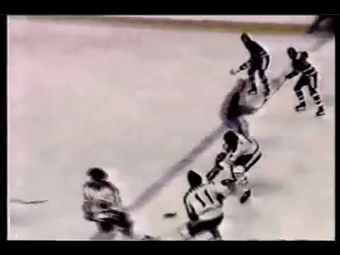 Gilbert Perreault scores during the 1976 SUPER SERIES