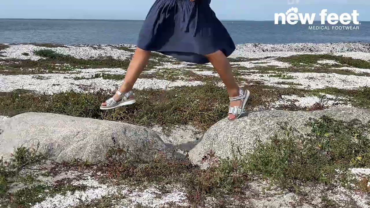 Damesandal med justerbar velcrorem og spænde