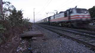 preview picture of video '12909 Bandra Terminus Hazrat Nizamuddin Garib rath ripped VAPI at MPS'