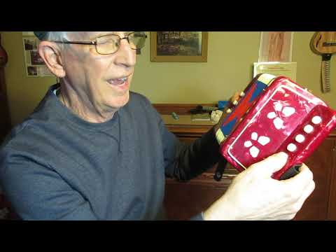 The notes on the toy accordion and how to play!