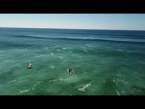 Aerial footage sa Agate Beach ug mga surfers