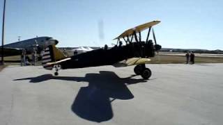 preview picture of video 'Boeing/Stearman PT-17 Kaydet (1940s) trainer prepares for launch - Fredericksburg, TX'
