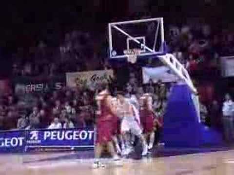 17 04-12-07 BCO-Red Star Belgrado - Chuck Davis met een supe