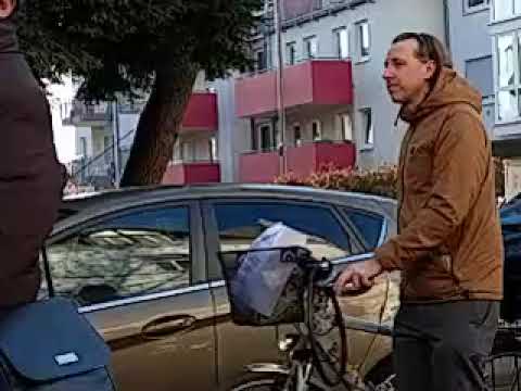 Bezirksvertreter der AfD Rainhard Krasson marschiert mit Megaphon durch Porz