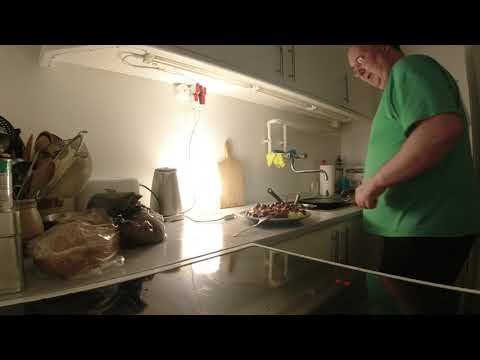 MongoTV_6972 - Min Aftensmad - DANISH MUKBANG - Del 1 - KARTOFFELMOS Med PØLSER og BRUN SOVS