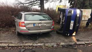 Ven z převráceného vozu pomohli ženě v Karviné policisté z Oddělení hlídkové služby