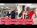 ?⚪️ | Feyenoord-trainer Slot zet vertrekkende Rijnmond-verslaggever Sinclair Bischop in het zonnetje