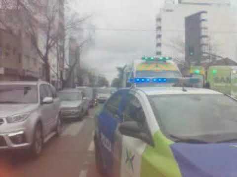 Mirá cómo chocaron dos autos y una ambulancia en Barrio Norte