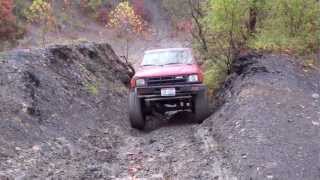 preview picture of video '1985 Toyota 4x4 Pickup muddy hill climb - Wellsville OH'