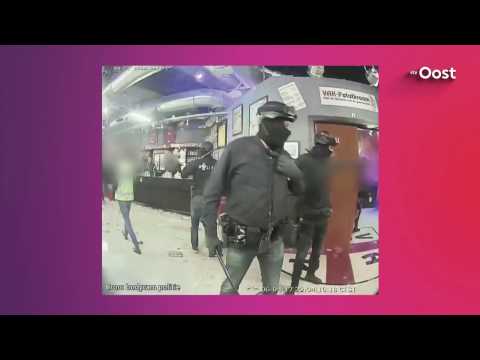 Heftige beelden: bodycam politie filmde inval supportershome Twente