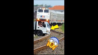 Download lagu Awasss‼️ mobil hampir ketabrak kereta api klakson s35 panjang 😱 mp3