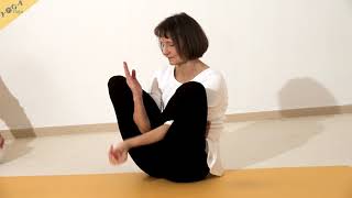 Embryo im Lotus mit Händen in Namaste Haltung vor der Brust   Pinda Garbhasana   Asanalexikon