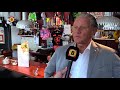 Stiefvader Cor over de muurschildering van Ramon Dekkers