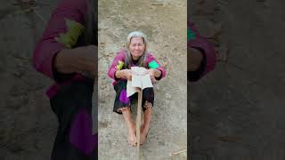 Download lagu Take an umbrella to avoid the rain ☔😊#homeless #drama #film #trending mp3