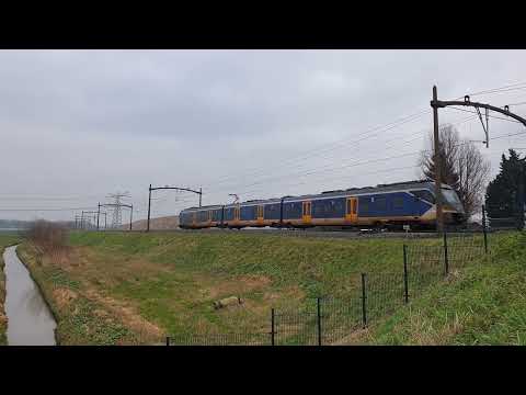 NS SNG als sprinter richting Roosendaal t.h.v. Dordrecht-Zuid [19-1-2022]
