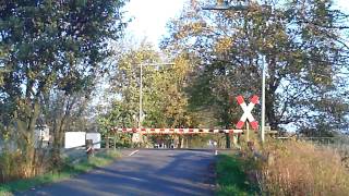preview picture of video 'Huntlosen/Großenkneten Beschrankter Bahnübergang mit mechanischem Läutewerk 09.11.2013'