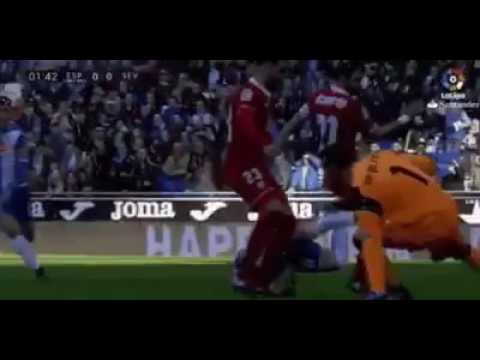 Penalti con expulsión que le pitan al Sevilla