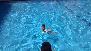 Diego con manguitos