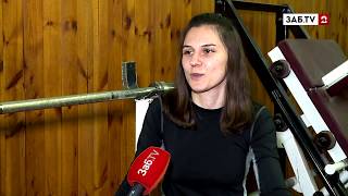 Судебный пристав Виктория Степаненко читает стихи Маяковского во время тренировки