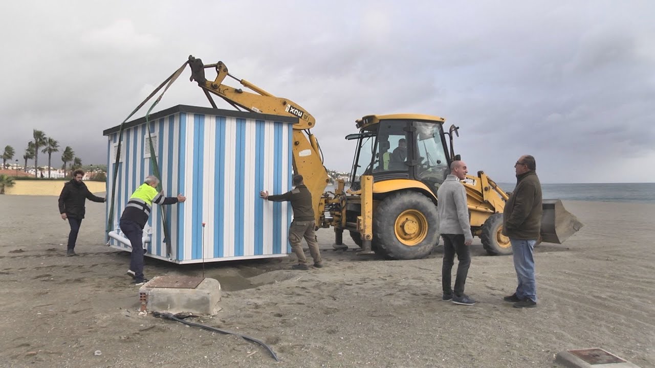 Comienza la instalación de los 15 nuevos módulos de aseo de playas