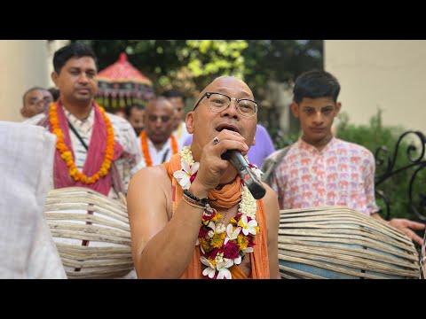 Guru Puja kirtan By HH BA Janardan Swami Maharaj