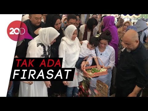 Tangis Haru Iringi Pemakaman Sys NS