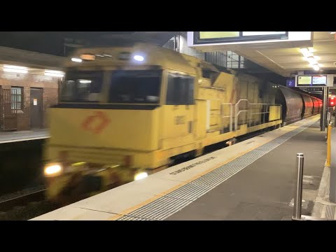 Aurizon | PacNat Push~Pull coal train to Port Kembla #graffiti #trains #night