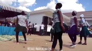 Download lagu Wanafunzi wakionesha full mautundu. mp3