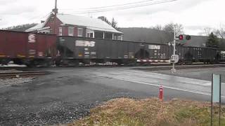 preview picture of video 'NS westbound empty coal train 1 Mattawana, PA 11-26-10'