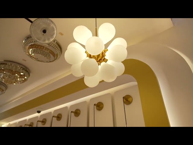 ثريا مودرن ذهبي مع دوائر زجاجية بيضاء