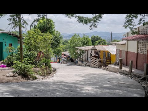 Pavimentación de la calle de acceso a la colonia Dr. Roberto Suazo Córdova