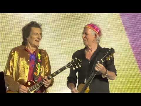 Keith and Ronnie on their way to center stage during Satisfaction - two happy guitarist - paris 2022