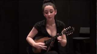 Красивая девушка хорошо играет на мандолине - Видео онлайн