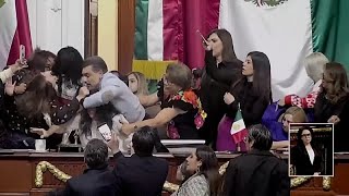 Caos en el Congreso de la Ciudad de México durante el debate de la reforma de transparencia